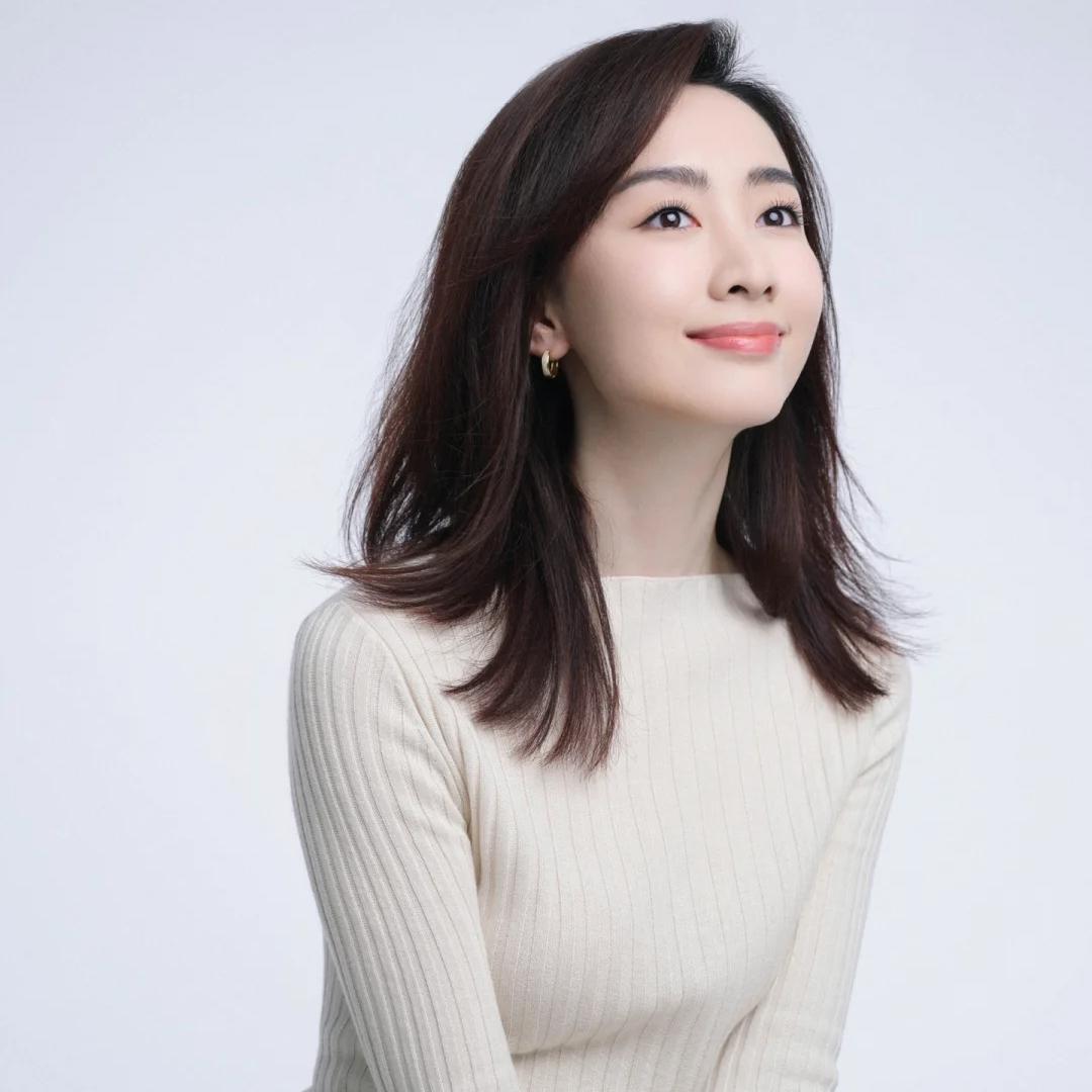 央视有史以来最端庄大气的一位美女主持人，她阳光迷人，气质比周涛和董卿都要好。