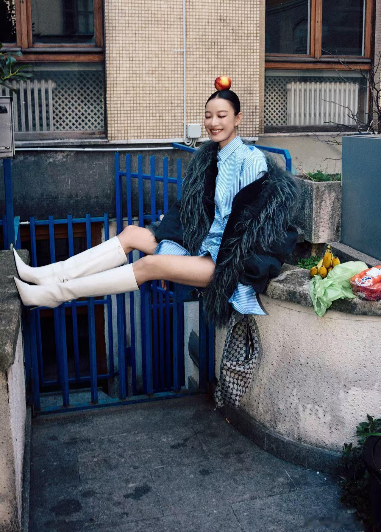 倪妮米兰街头的时髦精好会驾驭穿搭！厚重毛领外套中和条纹衬衫的休闲，配上长靴墨镜，