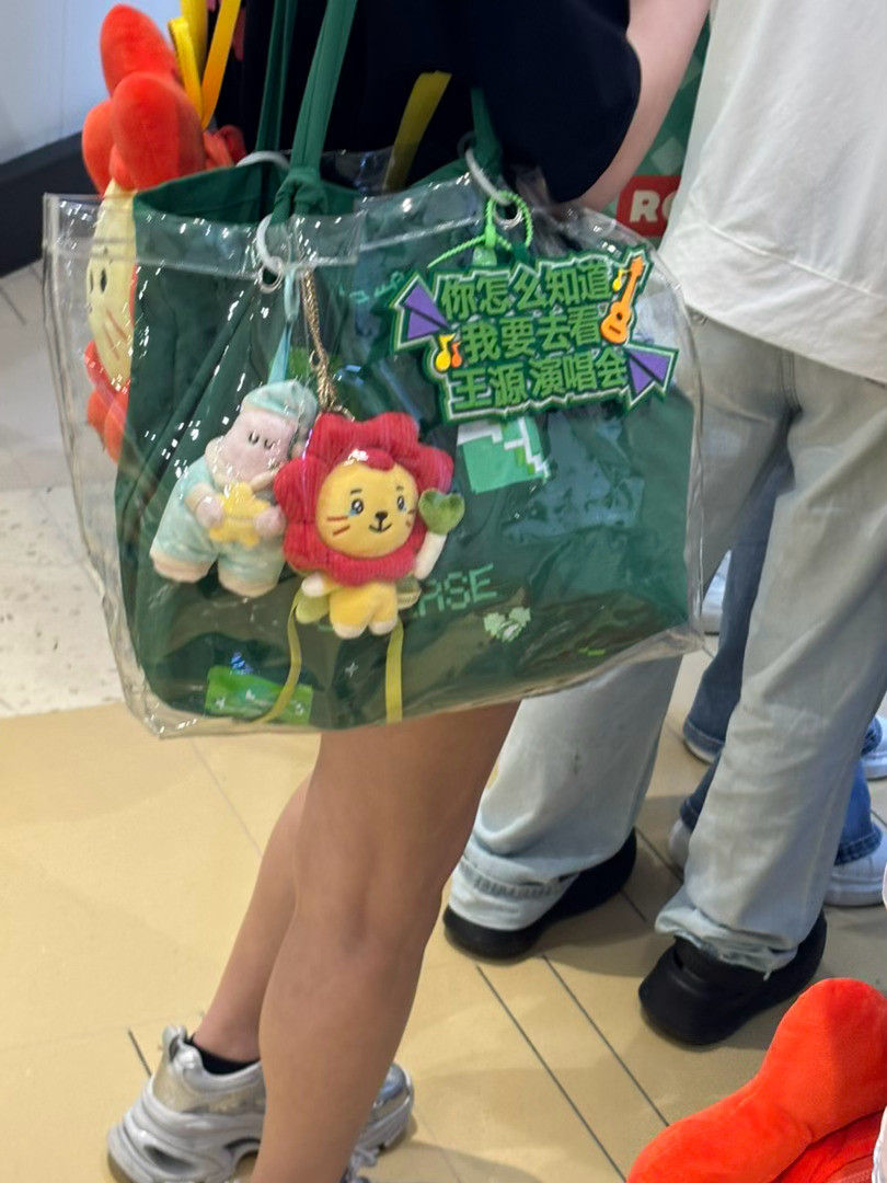 王源要开演唱会了很多女孩花59元玩扭蛋。买王源的周边胸章和背包在拼多多上就十几块