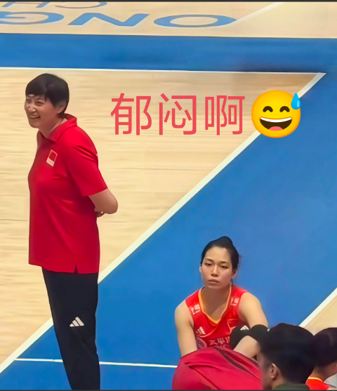 教练开心，队员郁闷！赛后，杨昊教练脸上笑得乐开了花。然而庄宇珊郁闷地独自坐在地板