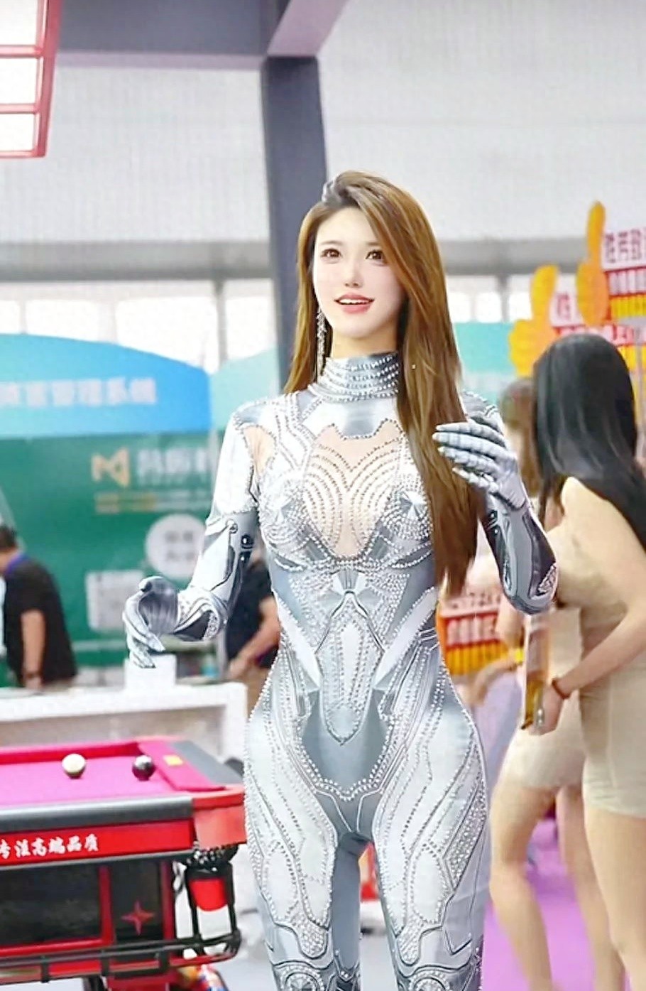 车模小乌苏这机器人模仿的太像了！