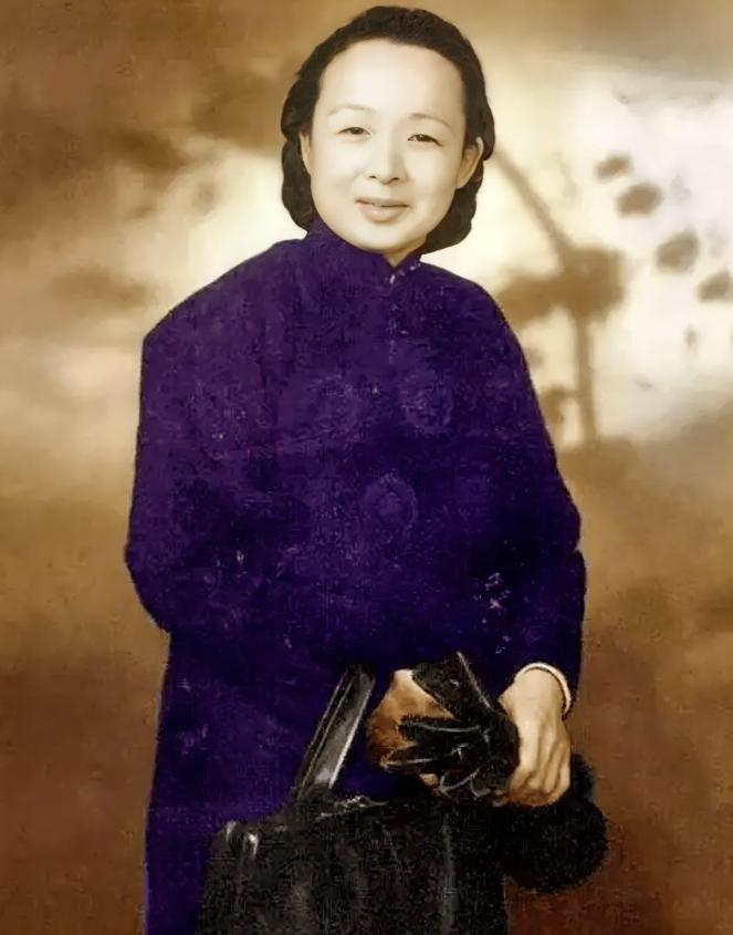 1949年，陈毅听说，国军抗日名将谢晋元的遗孀带着4个孩子流浪街头，心生不忍，连