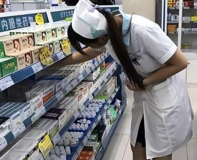 湖北，一男子到药店买药，见女店员漂亮，便趁她弯腰取药时，摸了一把她的臀部，女店员