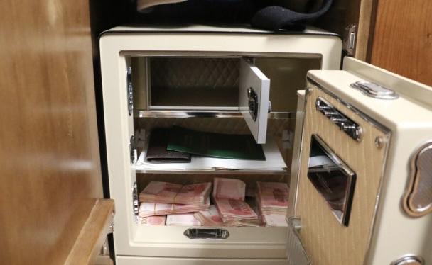 刷到这条新闻的时候我整个人都愣了好半天，完全不敢相信电视剧里才敢编的剧情，居然就