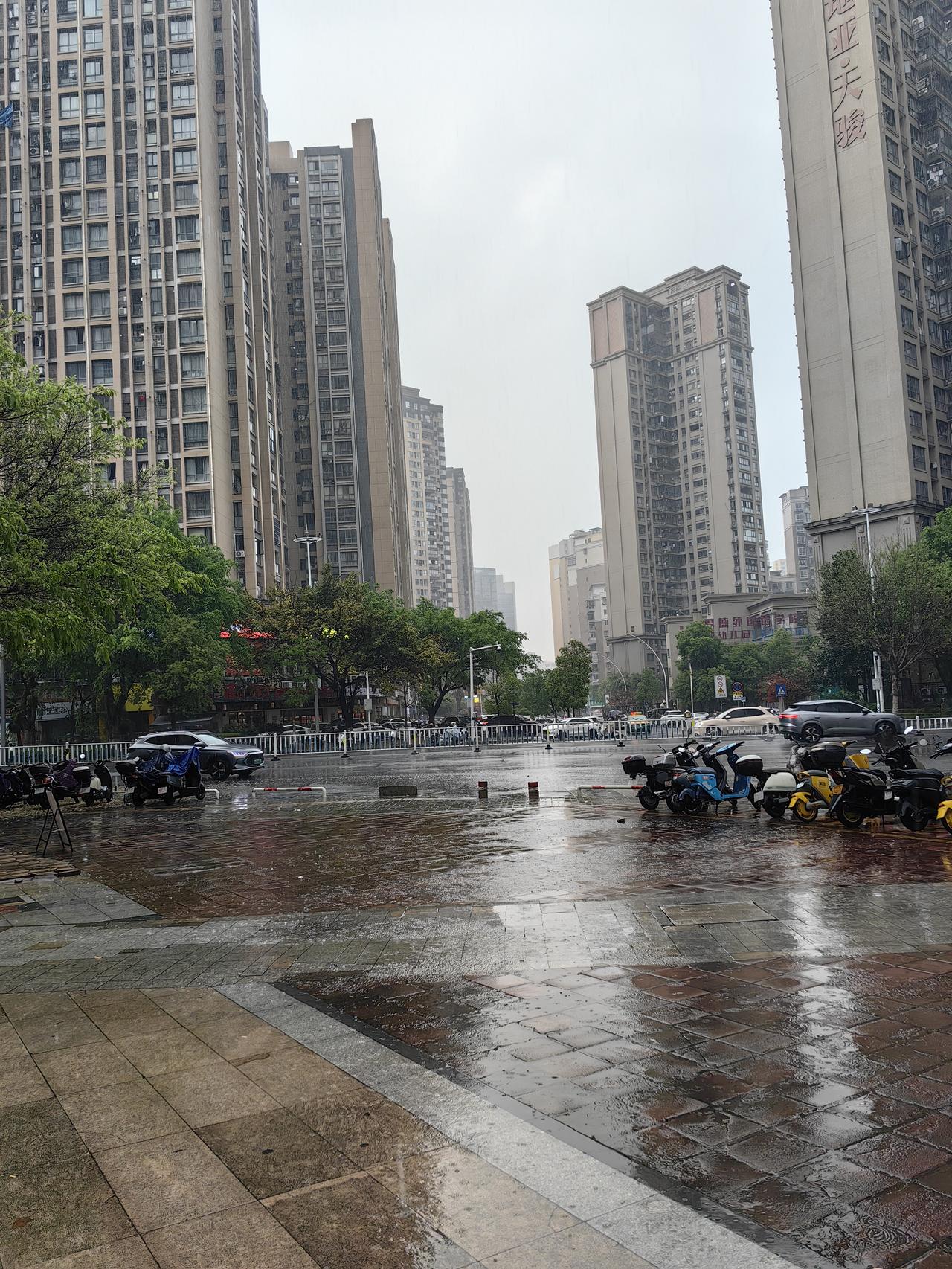 江西连续下清明雨，这是立春以来下的最长的一次雨，虽然下的不是暴风雨，但是雨水量还