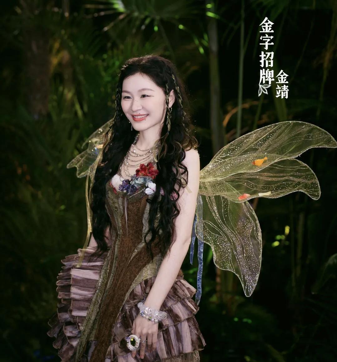金靖产后这状态绝了！以前只觉得她是超搞笑的喜剧人，现在一看，整个人瘦了一圈，气