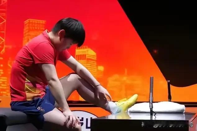 所有人都知道孙颖莎在香港总决赛自己的半决赛叫了医疗暂停后又打了两局被迫退赛。因为