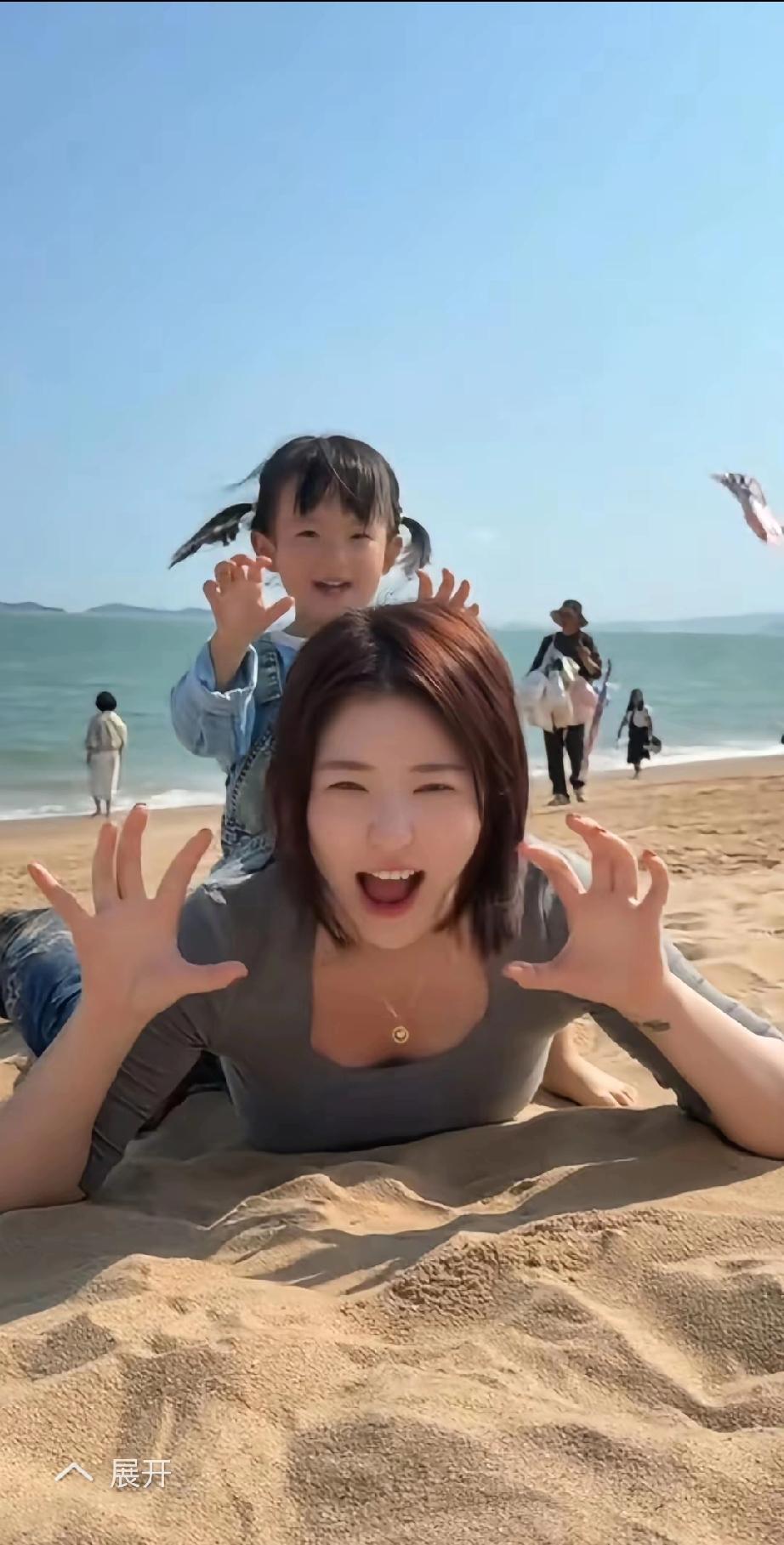 近日，黄一鸣带着女儿闪闪现身海滩，享受着难得的悠闲时光！海风轻拂，阳光温柔，