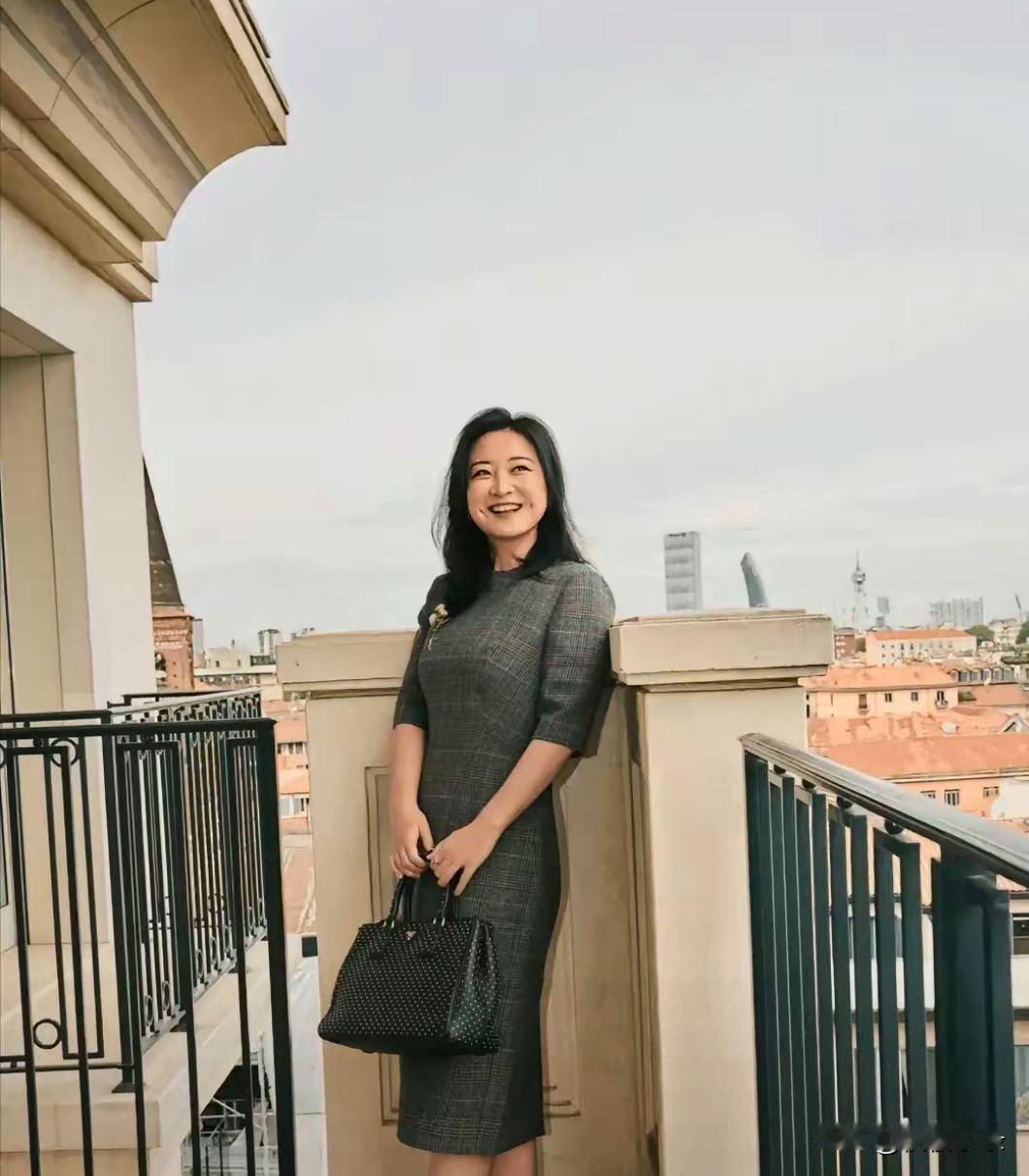 2025年底现身活动，瘦了近100斤后身姿挺拔，格子裙简约又显贵，笑容依旧亲切却