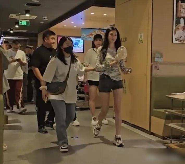 这狗粮撒得也太甜了吧！黄子韬和徐艺洋在洛杉矶海底捞被偶遇，小两口带着双方妈妈聚餐