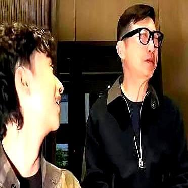 直播弹幕突然刷起庾澄庆三个字。伊能静眼皮都没抬，只轻描淡写说过去就过去了。