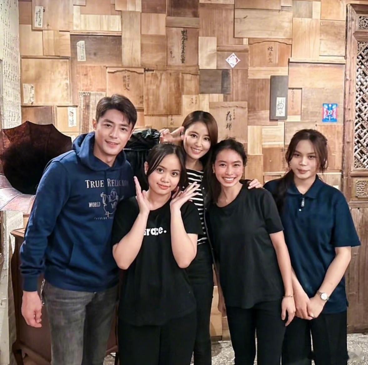 林心如卤猪脚为46岁霍建华庆生霍建华林心如与粉丝的合照，两口子好亲切，稳稳的幸福