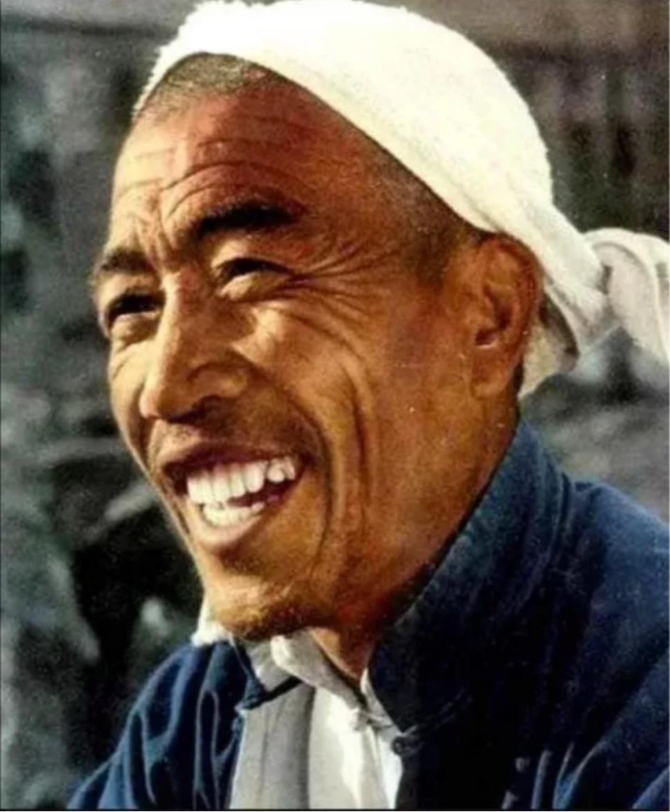1986年3月15日，胡启立代表中央到医院看望病重的陈永贵，握着陈永贵的手时，他