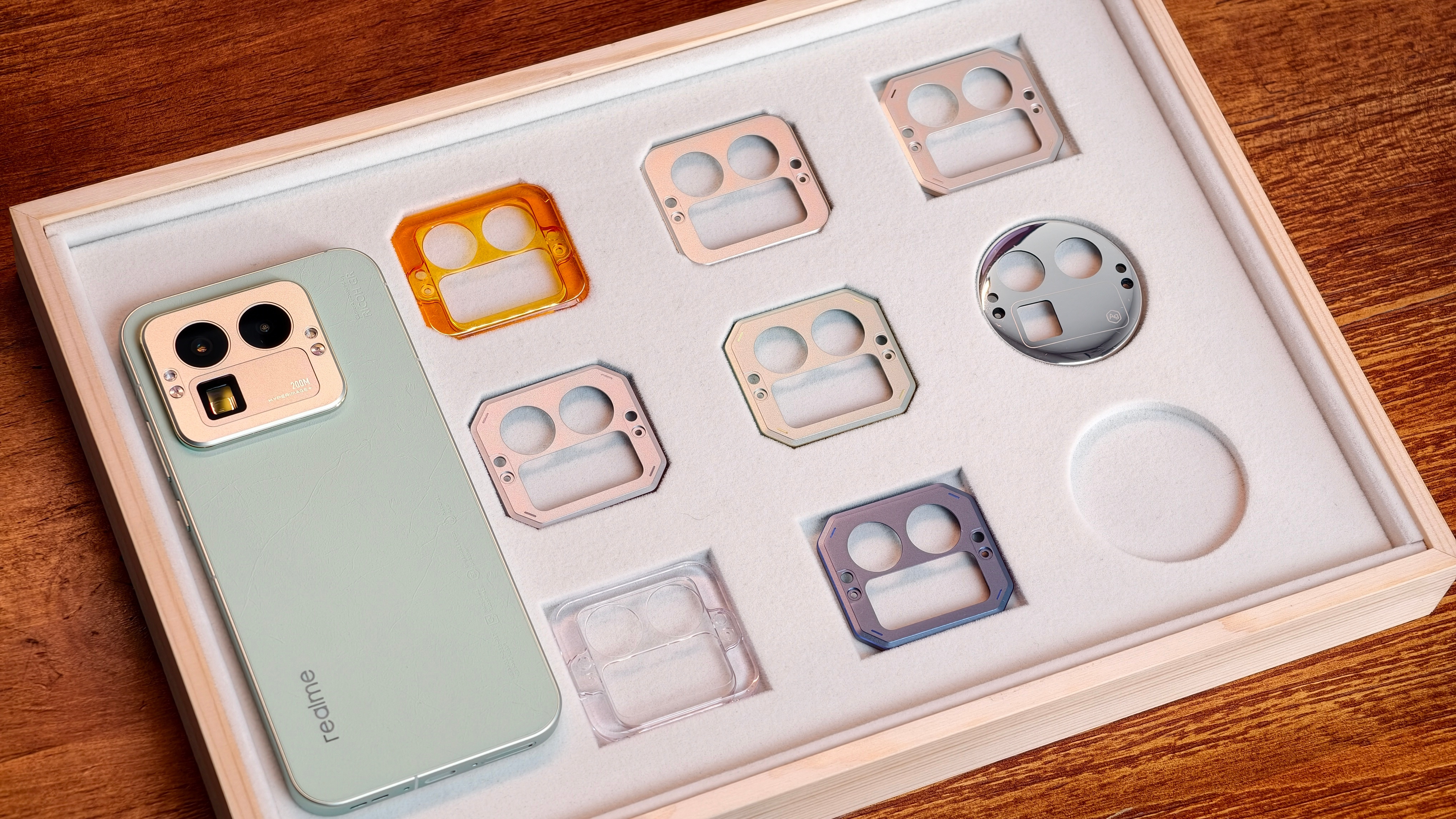 前阵子刚买了台真我GT8Pro，然后前几天就在那抽奖中了一套Deco大全套，这