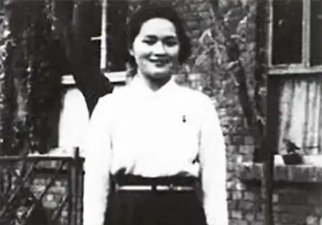 1973年，钱钟书的女儿钱瑗在家里洗衣服，邻居竟抬手就是一巴掌。突然，62岁的杨