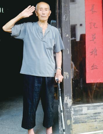 1945年，在山上休息的迫击炮手陈宝柳，忽然发现40多个日军，正在路过不远处的榕