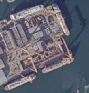 今天的004卫星图舰尾又加长了，舰首球鼻艏上了太快了，太快了！图源推特烽火问