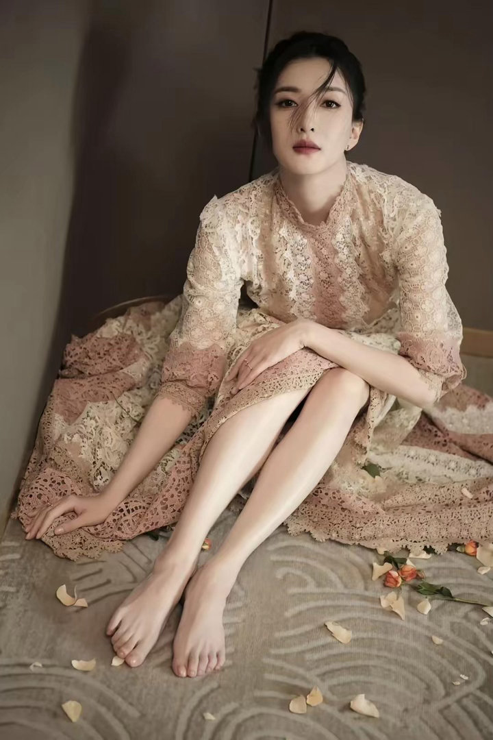 江疏影赤脚氛围感大片，身姿温婉柔美，画面格外养眼
