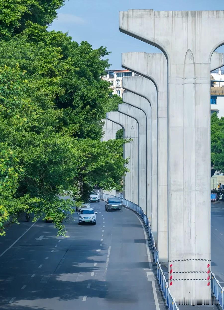 之前去广西柳州市玩，看见主干道竖立着一座座高大的水泥桥墩，浩浩荡荡很是壮观，还有