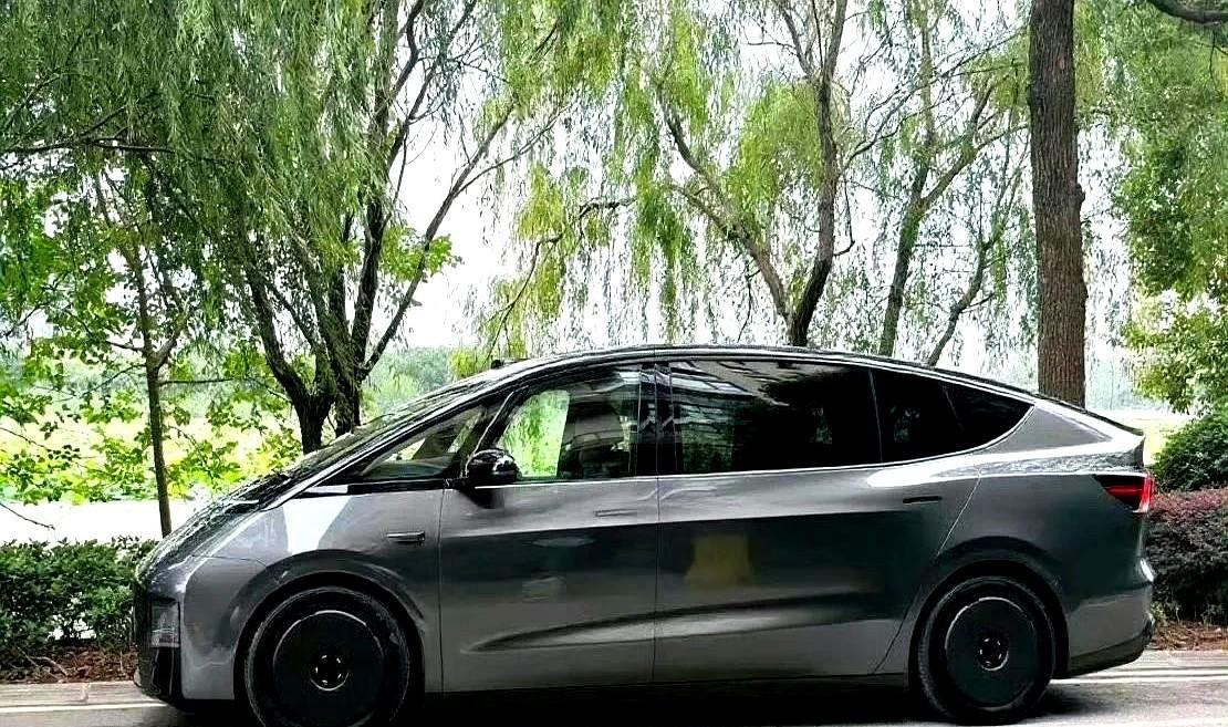 太好看了吧！理想MEGA与特斯拉ModelY得结合体，真是帅啊，不过确实不太