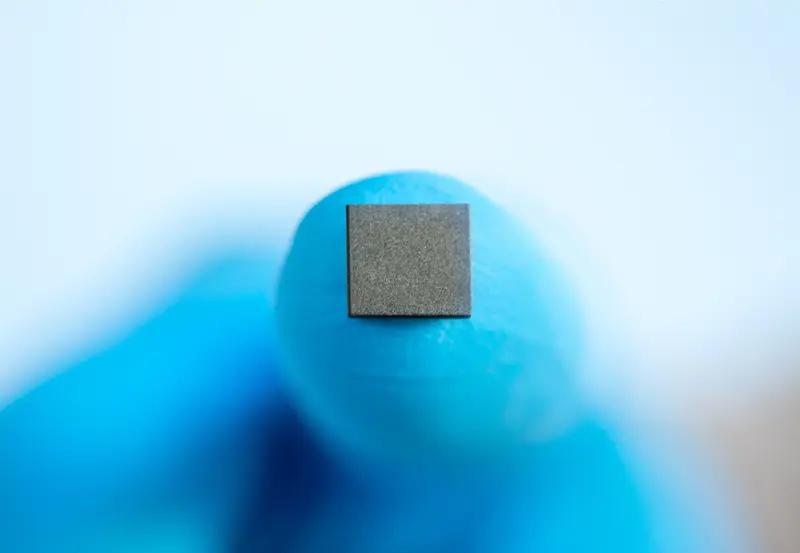 磷化铟芯片正成为全球芯片市场的关键变量。它是“光学半导体基石”，支撑着光通信、A