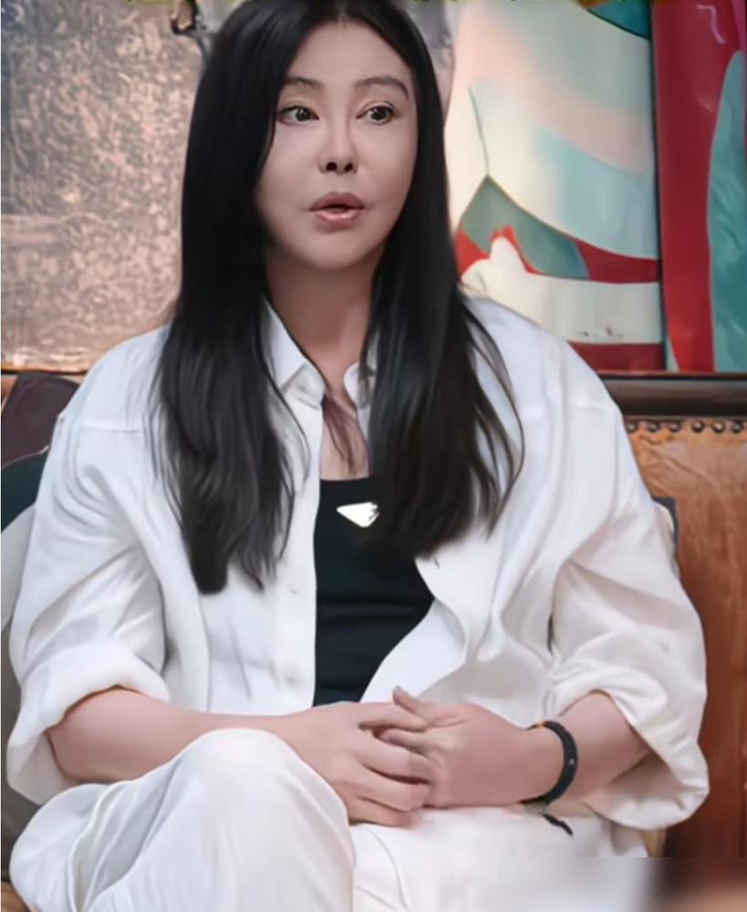 王祖贤亲口辟谣了，退圈根本不是为了齐秦。大家总爱给女明星的离开配一段感情故事