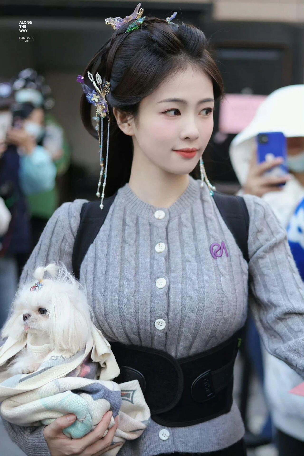 白鹿锁骨发妈呀，白鹿穿上背背佳身材体好丰腴啊，毛线衣都裹不住了。