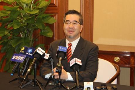 摊牌了！萧旭岑这杯酒，直接泼在了两岸同胞的脸上！前脚在大陆信誓旦旦喊“反独”，后