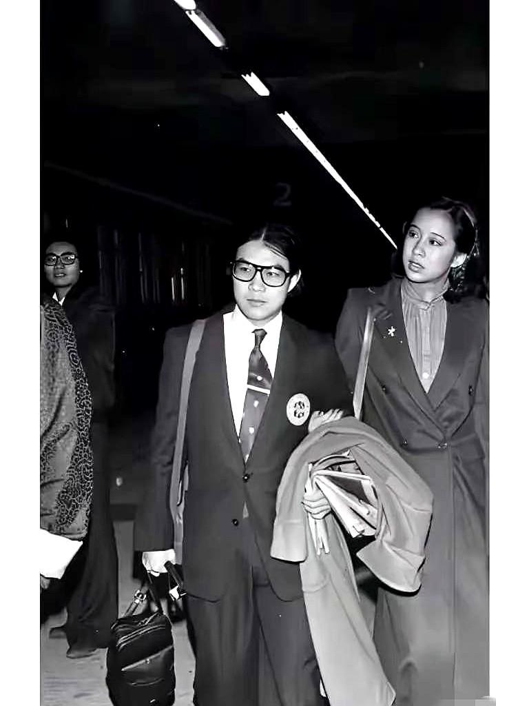 1979年，33岁霍震霆和21岁的朱玲玲，两人刚刚结婚作为“港姐嫁豪门”的开