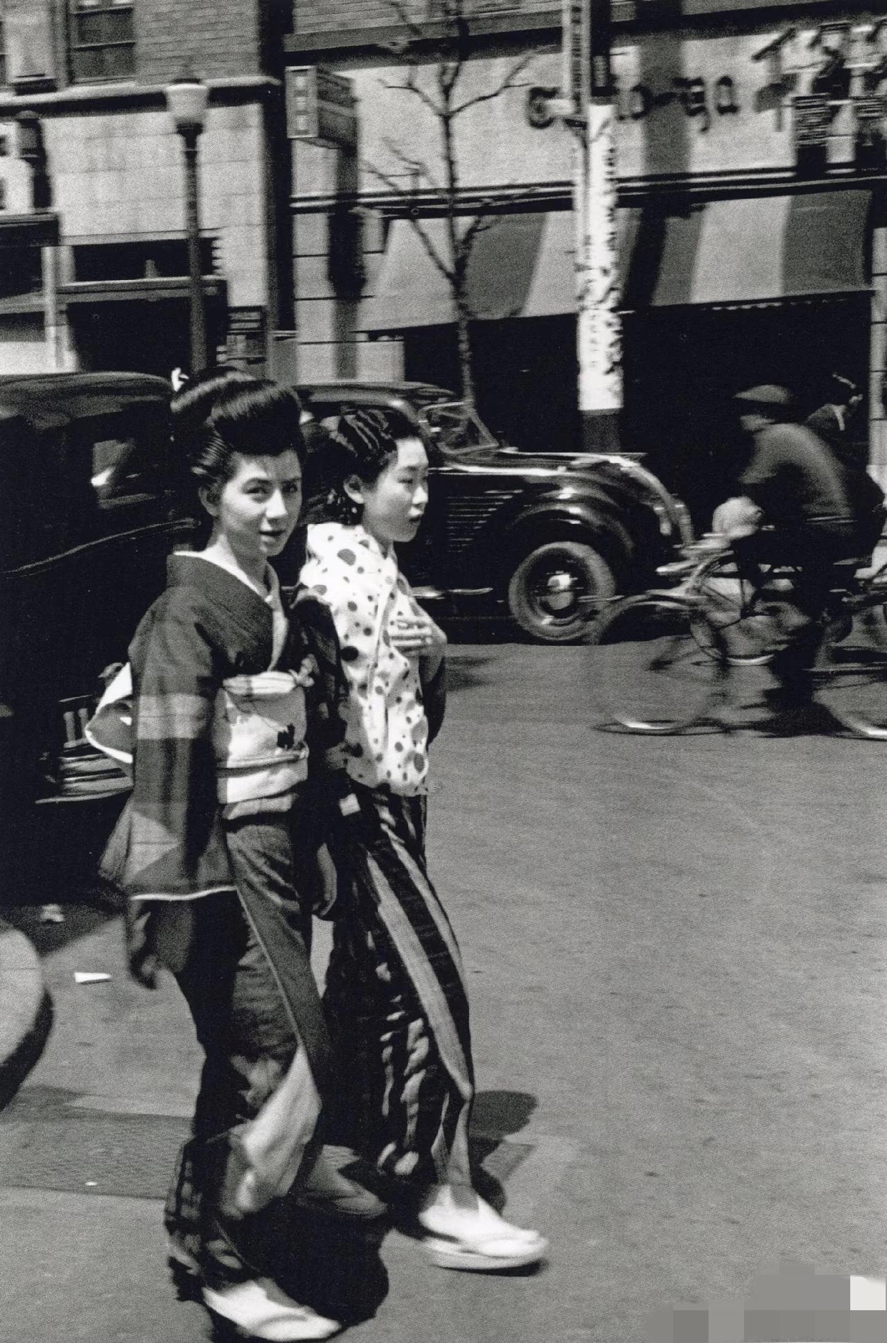 1936年，日本第一商业区银座的街头。银座在1934年左右的时候就超越日本桥，