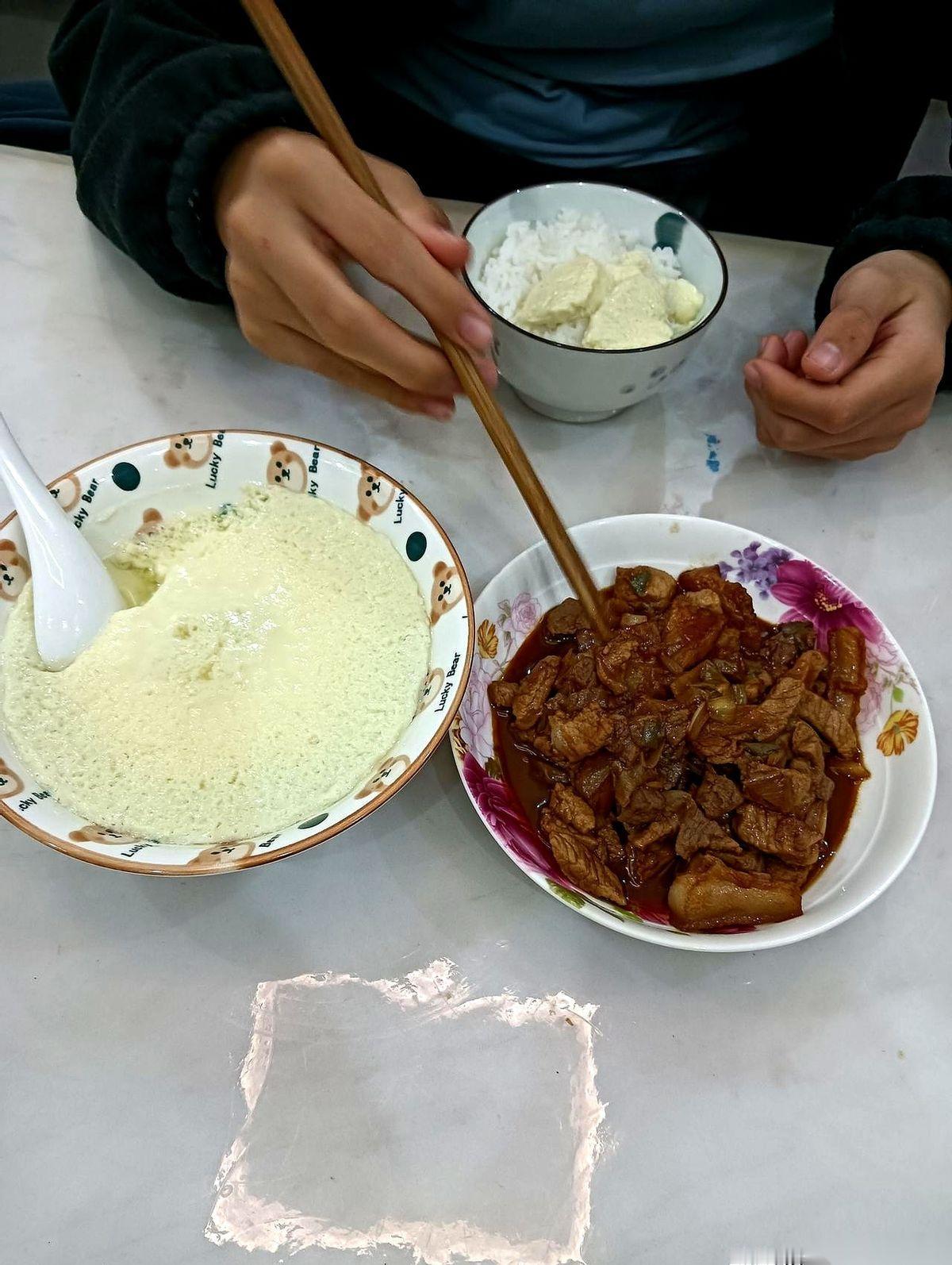 锅里还滋啦着菜，我举着锅铲，死死盯着他手机上的分数，那一瞬间，我真想把这锅直接扣