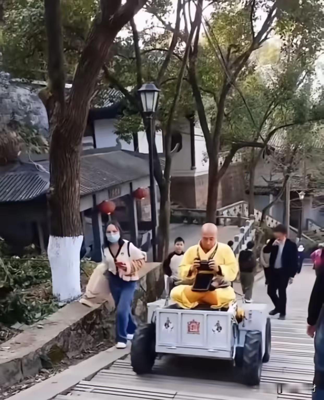我去这帮和尚都被惯成啥样了？都不避着了，不知这些求神拜佛的香客看着，心里有啥想