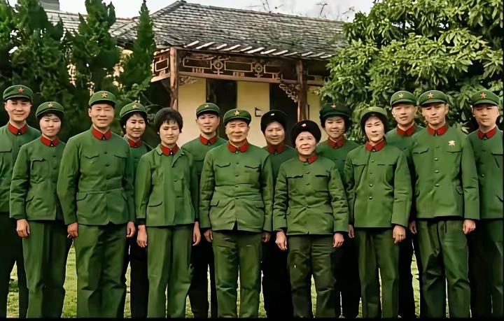 一张1974年的珍贵全家福，把开国上将杨得志一家的将门风采定格下来，不少网友看完