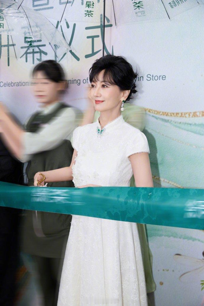 赵雅芝煙雨中的西湖​我的脑袋里已经自动生成bgm了～～西湖美景三月天嘞～十月