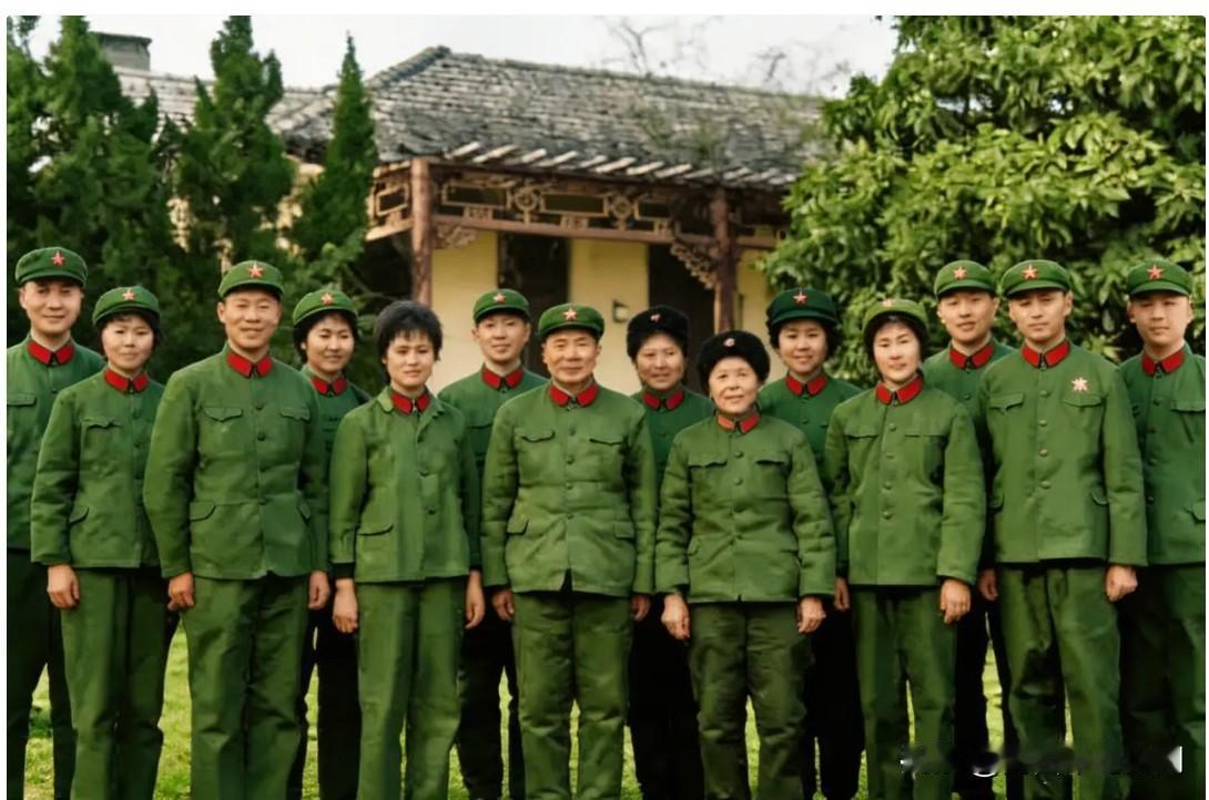 1974年，在春节期间，杨得志将军全家14人全穿六五式军装，飒爽英姿的一张全家福