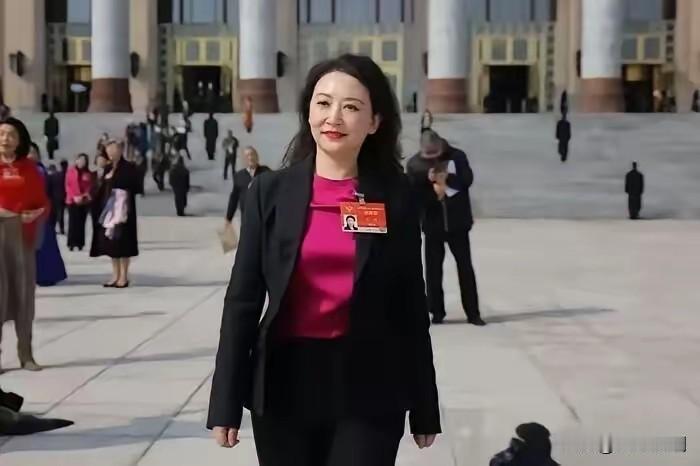 重庆知名美女律师彭静…彭静，1968年生，国家一级律师，享受国务院特殊津贴