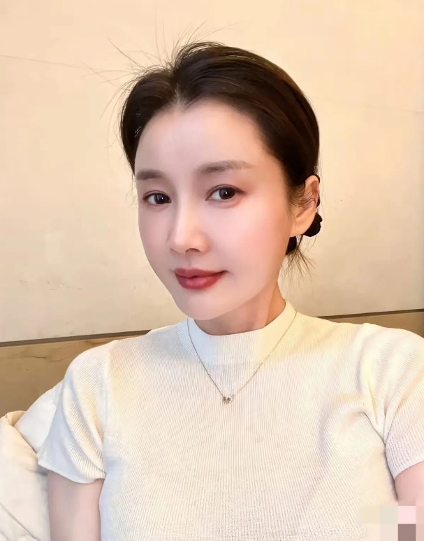 昨天我表妹离婚了，我真的为她感到惋惜！我表妹今年刚刚50岁，也是刚刚退休，她