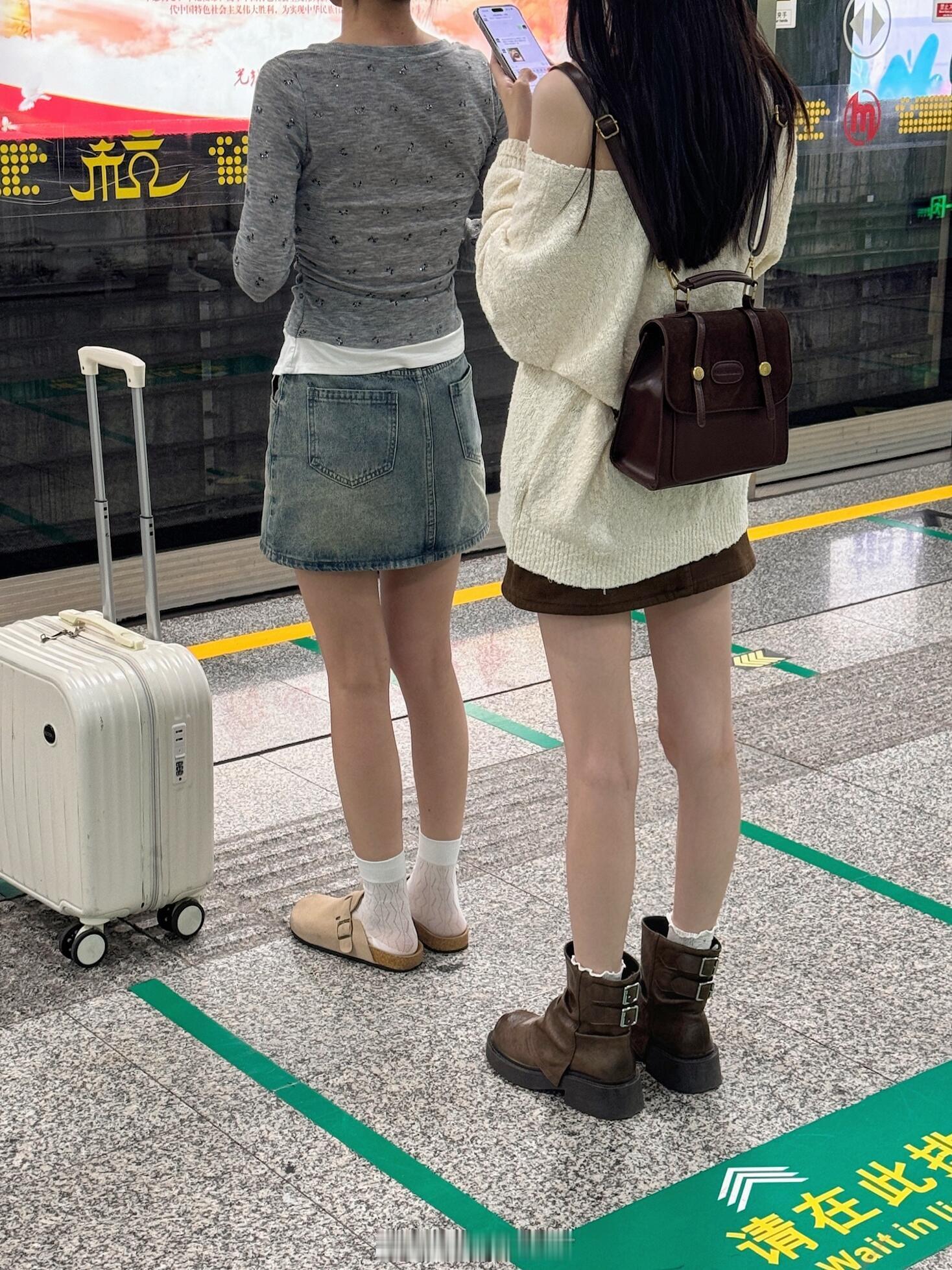 第一次这么直观地对比了……等地铁的时候看见的小姐姐，都穿了今年很🔥的鞋子，第一
