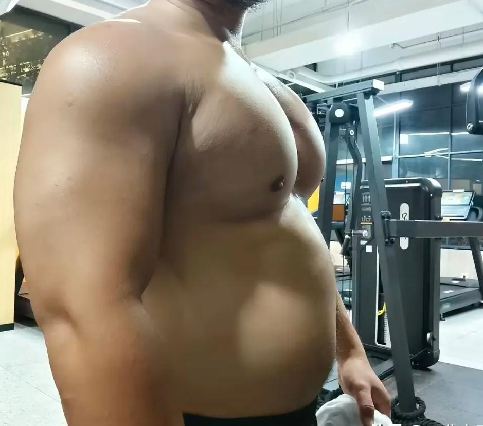 这种身材是怎么炼成的？你可能从来没看到过这种身材吧，一个天天跑健身房锻炼，炼出了