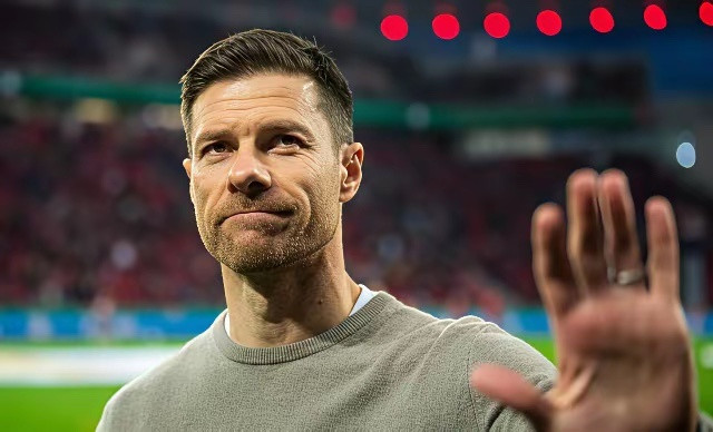 顶尖教练的战场，正在从豪门撤离。你看阿隆索。他先后拒绝拜仁和利物浦的邀约，选择皇