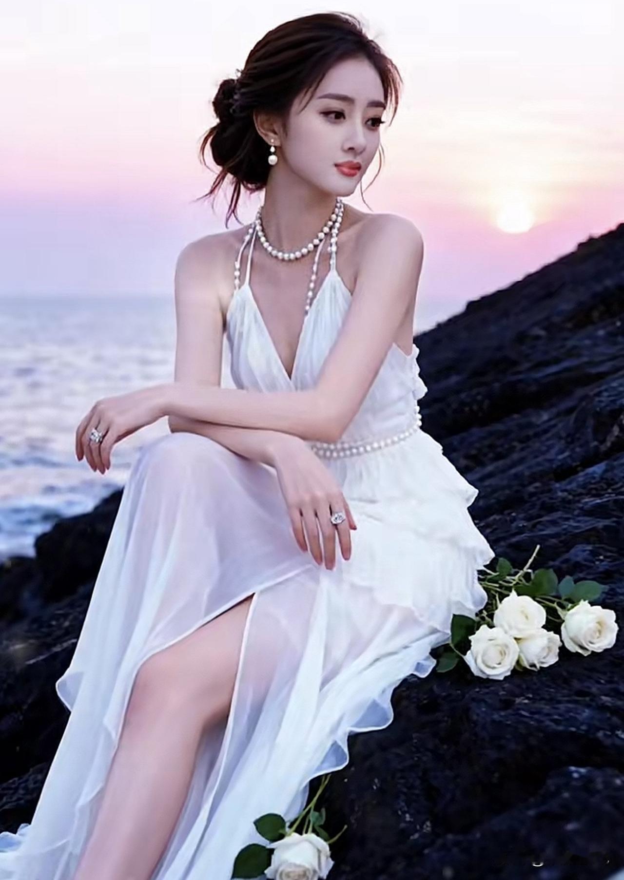 海边日落下的优雅白裙，珍珠项链与玫瑰的完美搭配，尽显浪漫与高贵。白色珍珠项链红