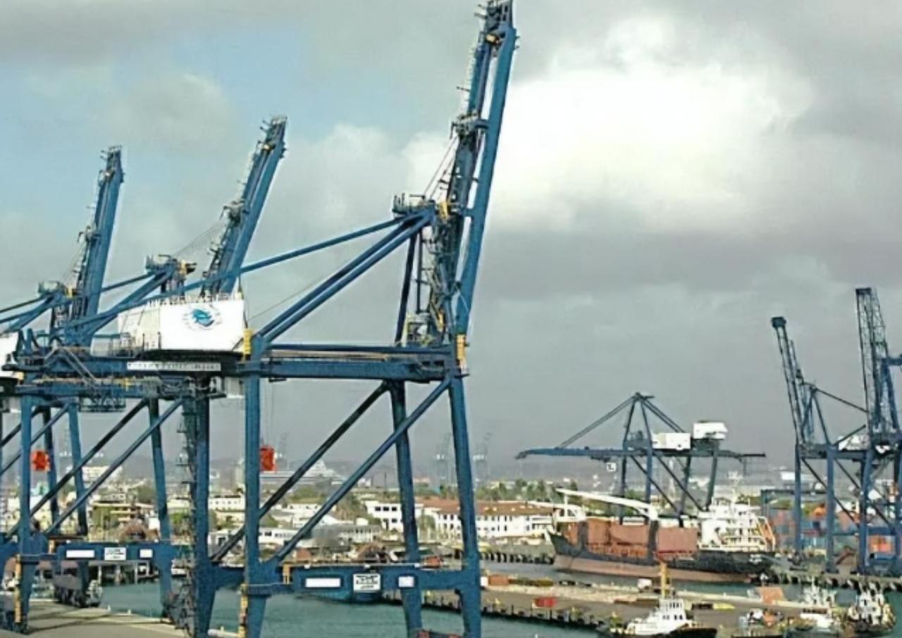 4月9日这一天，巴拿马总统穆利诺站在巴尔博亚港的码头上，看着眼前堆成山的集装箱，