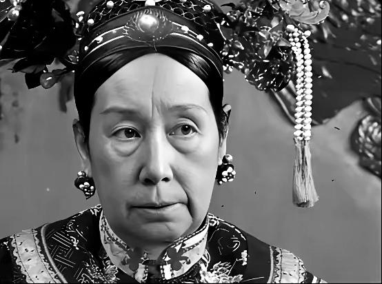 1907年，紫禁城里那叫一个闷。72岁的慈禧瞅见袁世凯带来的儿子袁克文，小伙儿太