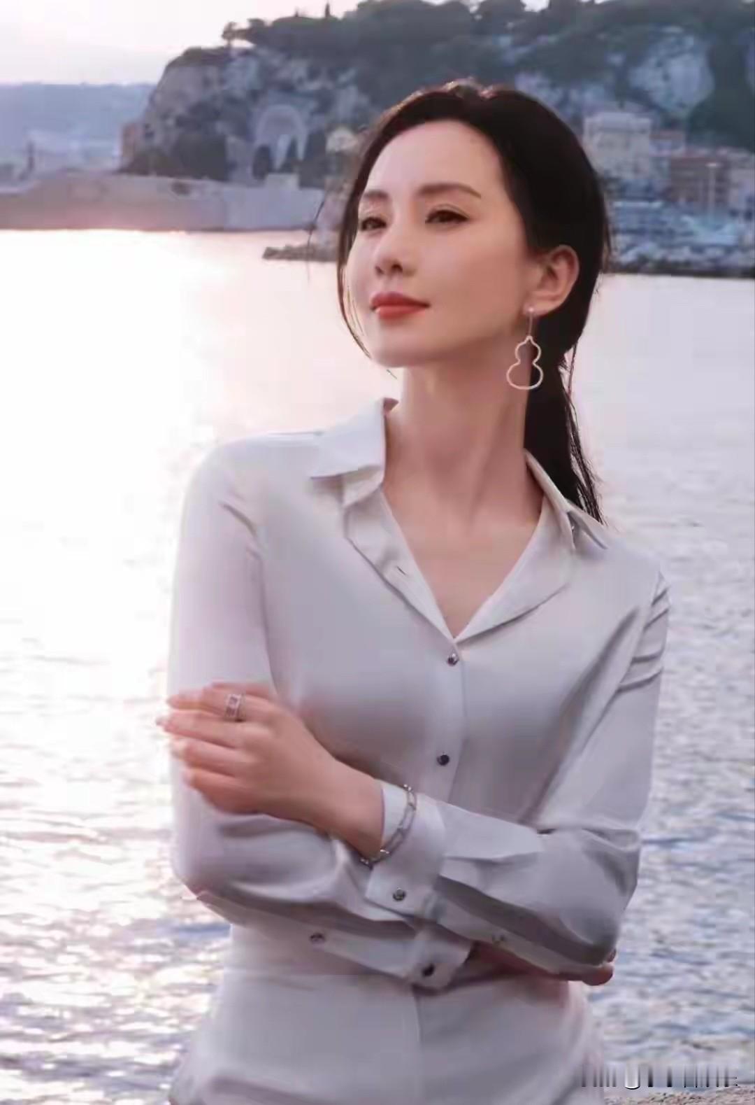 美到骨子里了！刘诗诗这状态真是绝了！最近刘诗诗的造型一个接一个刷屏，简直美得