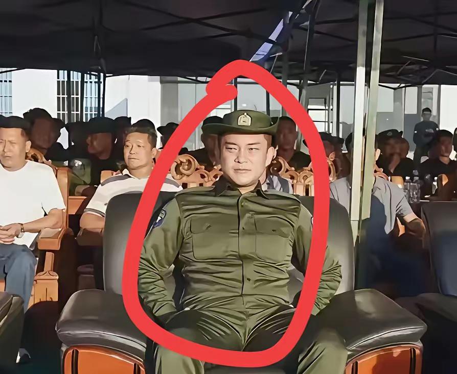 中间这个人是谁？来头不小啊
