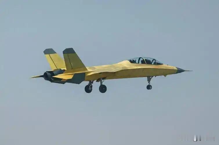 JL-10J？双垂尾L-15就好似F-18“大黄蜂”与J-35的结合体，前部分像
