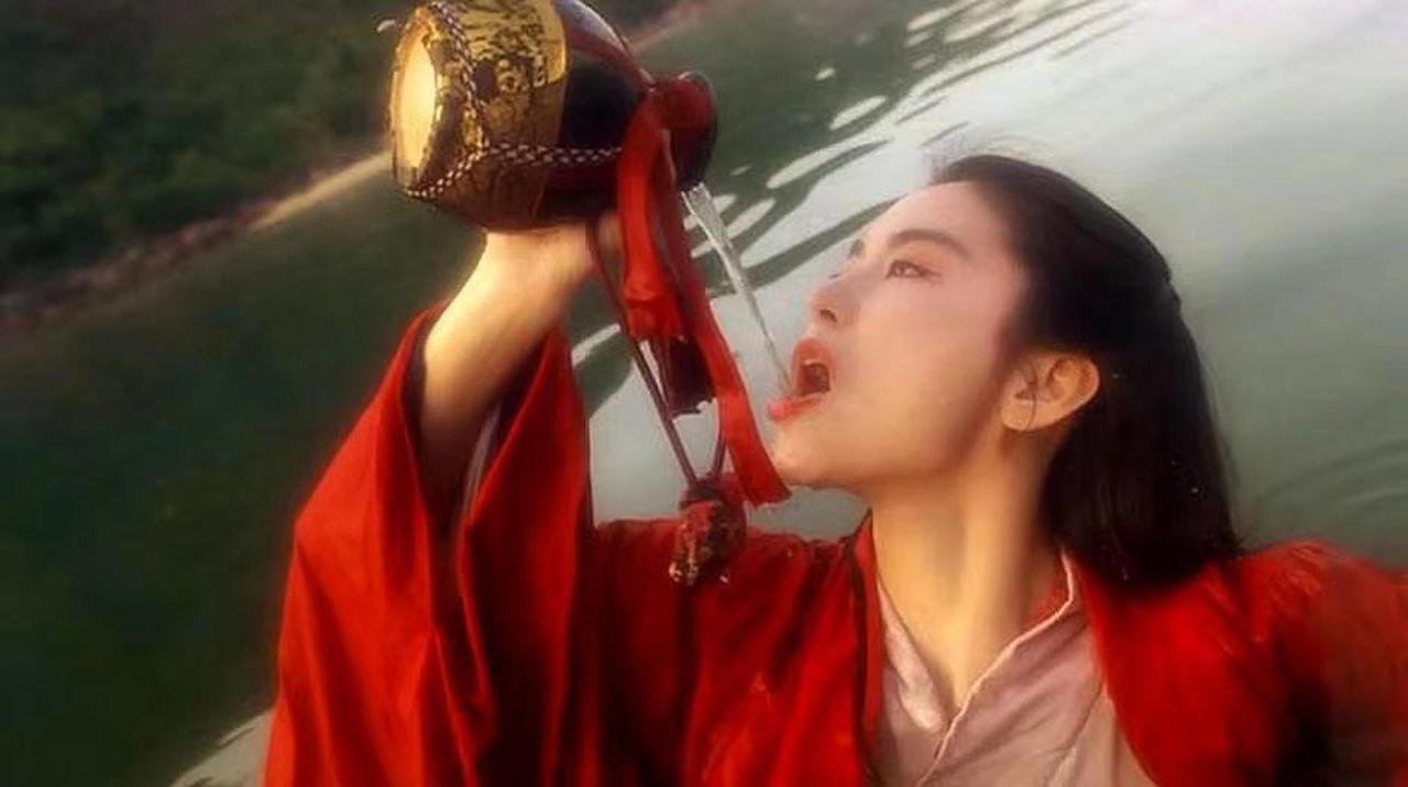 1992年，徐克不顾金庸反对，坚持选林青霞出演“东方不败“，金庸坚决反对，并放话