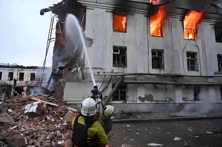 “如果你敢打乌克兰，我就要轰炸莫斯科，把莫斯科炸成稀巴烂”，还对中方放狠话，“如