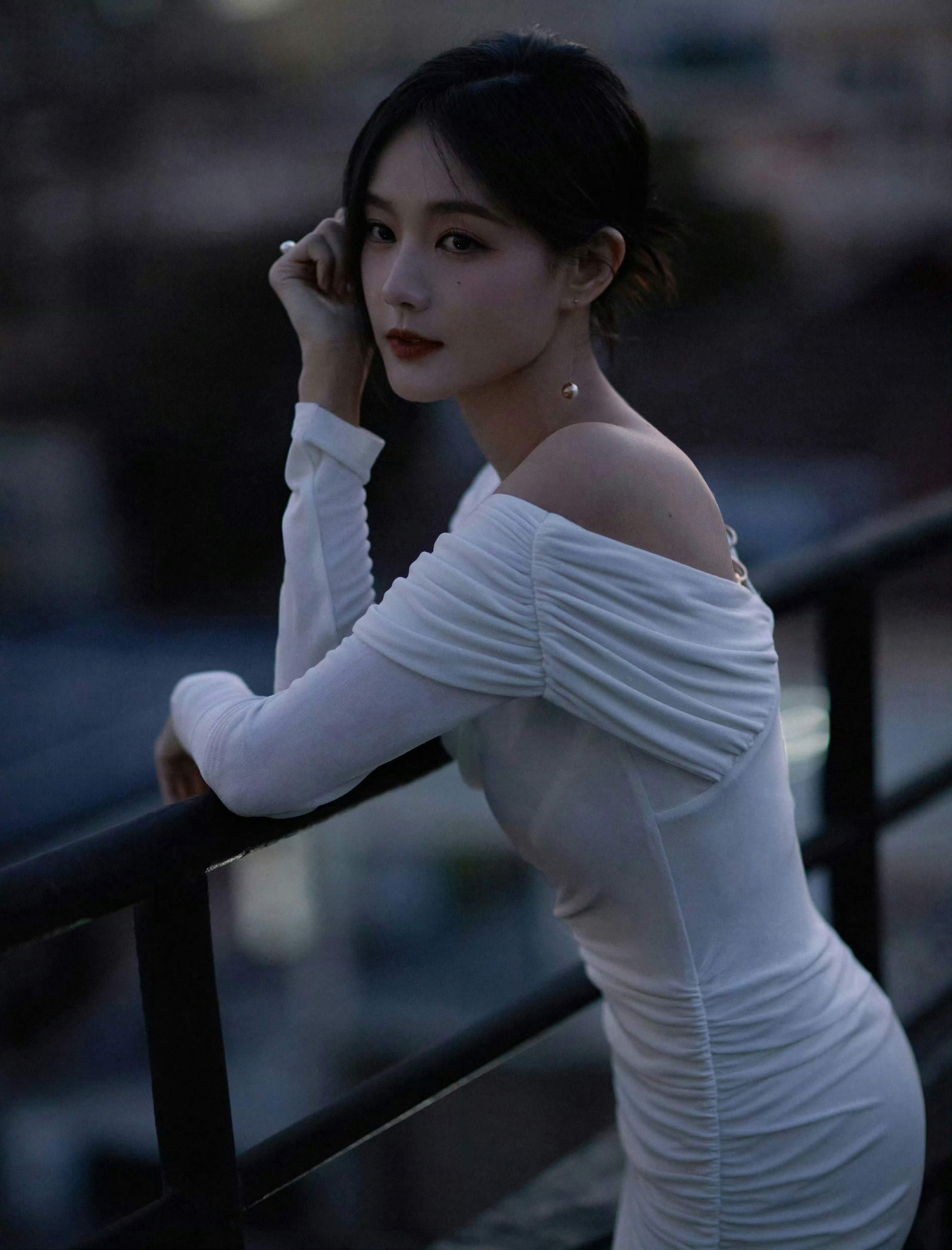 李一桐白色开叉裙反差感拉满