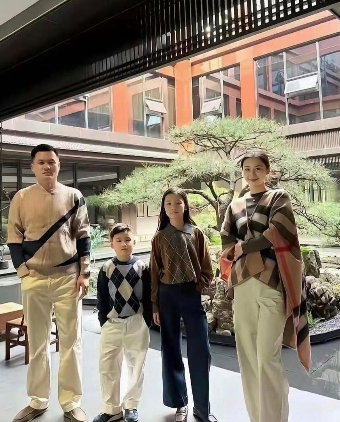 一看这种家庭就是富了好几代的了